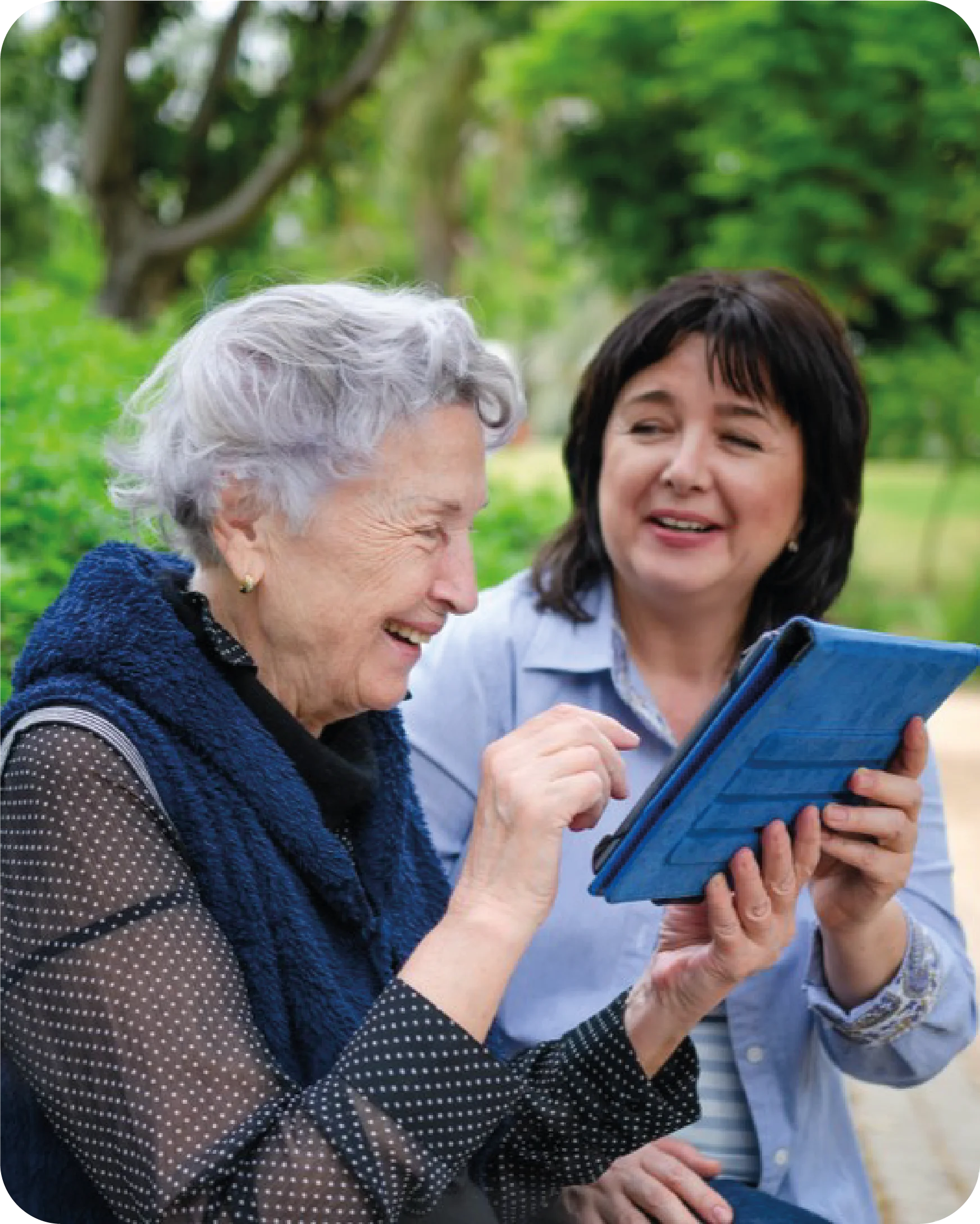Elderly person using a tablet rounded (1)